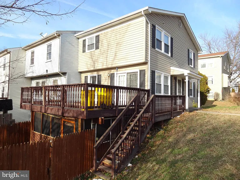 2074 Lake Grove Ln — Photo 3