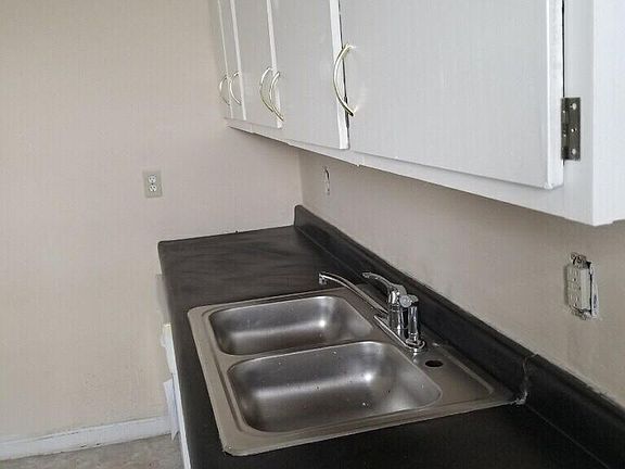 4th image of 2669 Rowan St