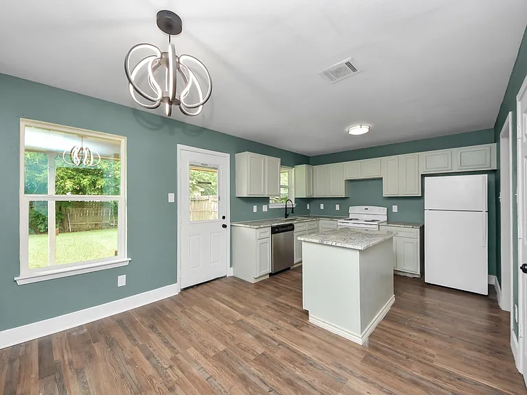 608 Trinity Ln — Photo 7