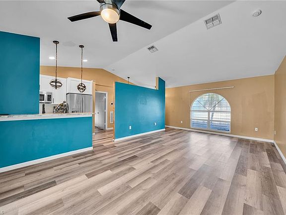 3rd image of 18249 Linden RD