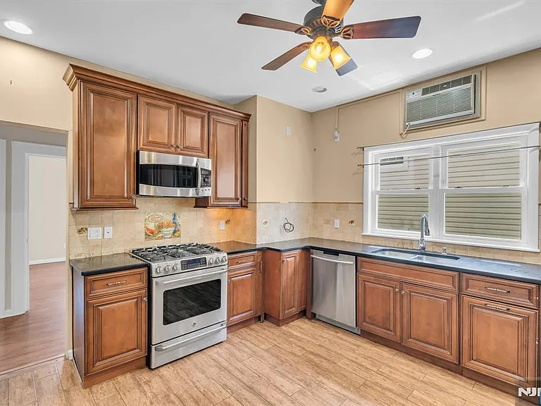 206 Highland Ave — Photo 8