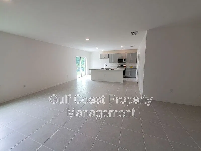 4 bed, 2.0 bath, 1867 sqft, $1,850 — Photo 4