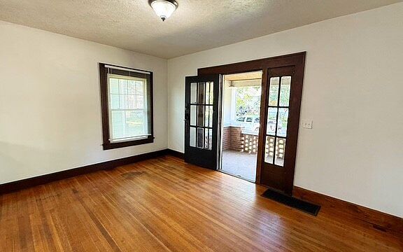 5th image of 331 N Riley Ave