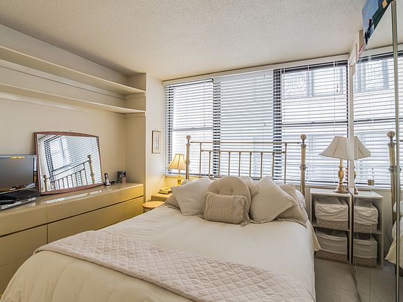4th image of 301 E 45th St APT 15A