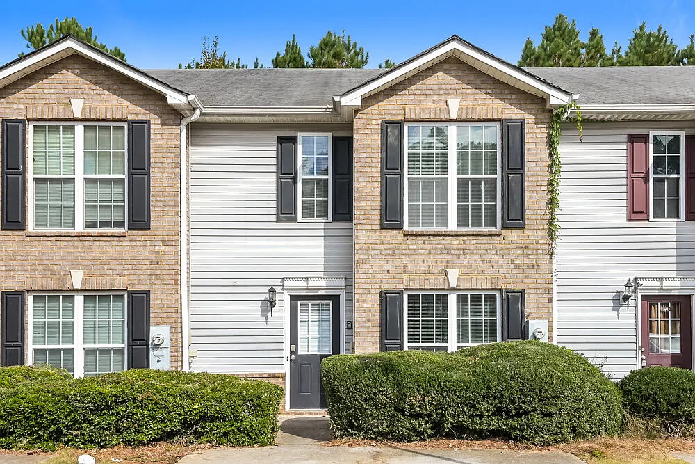 3 bed, 2.5 bath, 1560 sqft, $2,240 — Photo 1