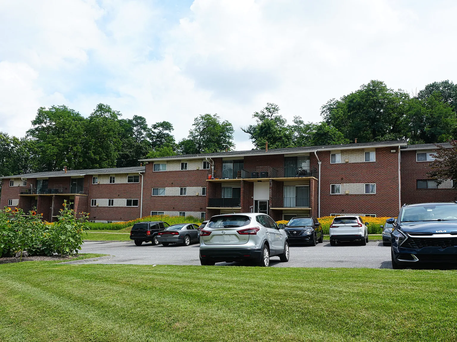 Edmondson Park Apartments — Photo 2