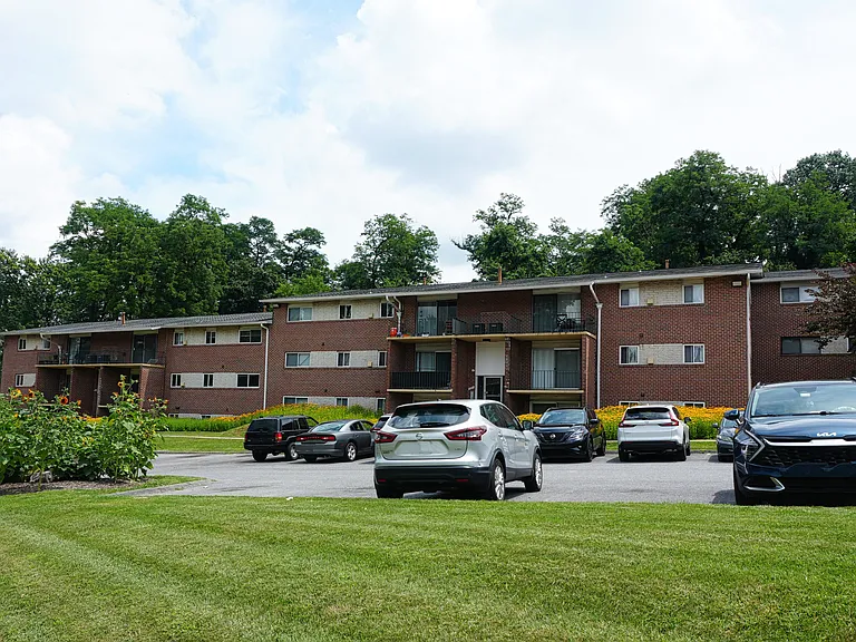 Edmondson Park Apartments — Photo 2