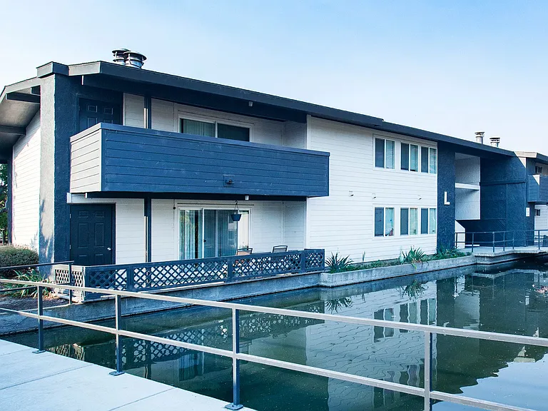 Lakeside Apartments — Photo 6