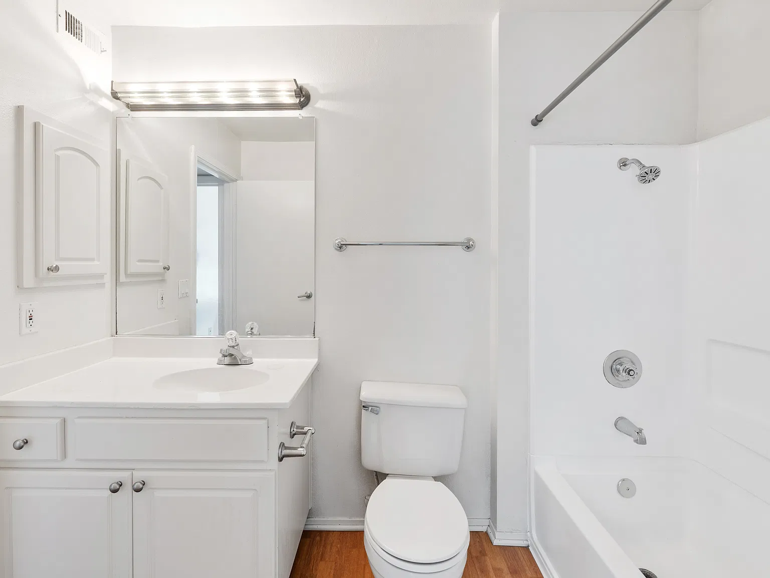 2 bed, 1036 sqft, $2,800 — Photo 2