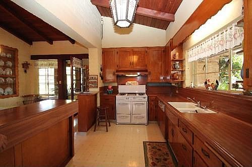 4th image of 2553 Magnolia Ave