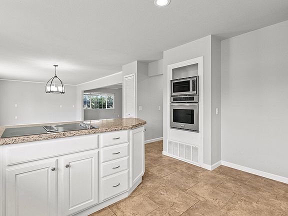 4th image of 16325 Tacoma Ln