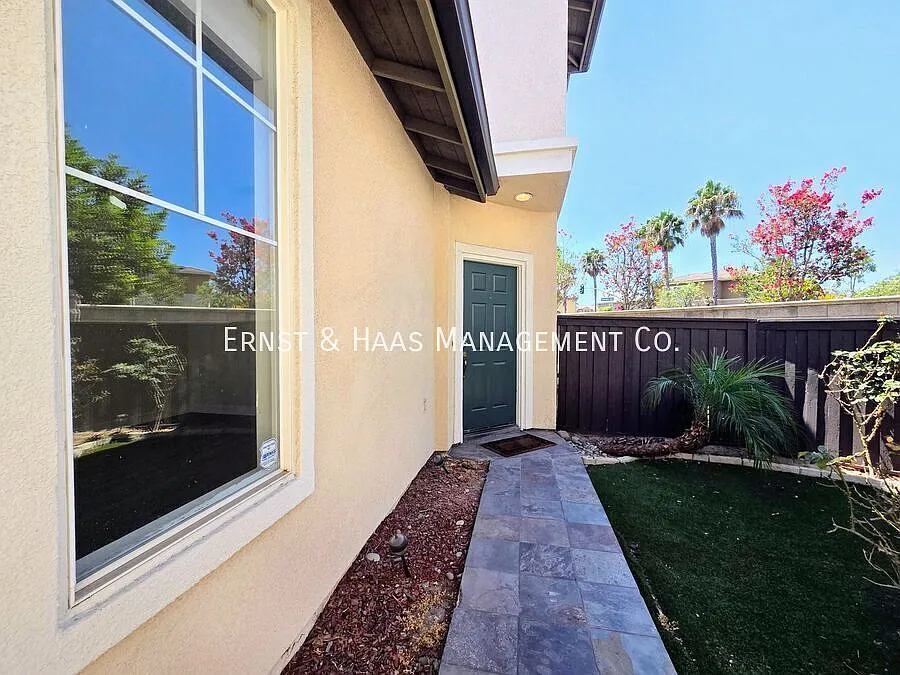 Luxury Living at Alamitos Green Renovated 4-Bedroom Home! — Photo 2