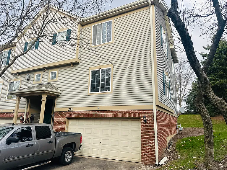 211 Monarch Dr — Photo 2