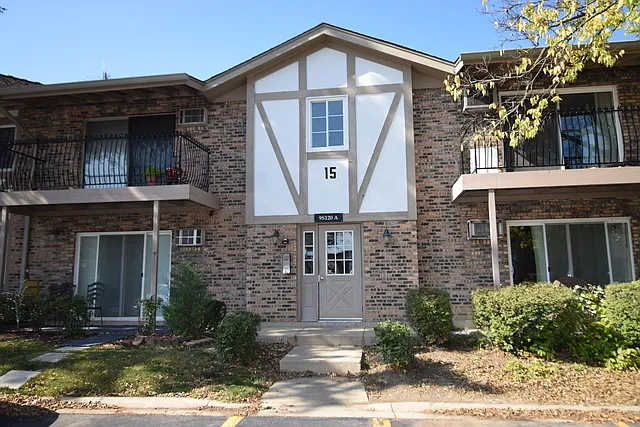 9S120 Lake Dr #201 — Photo 1