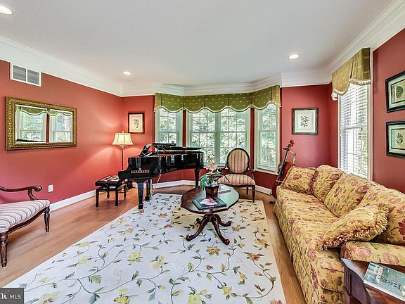 3rd image of 904 Heatherfield Ln