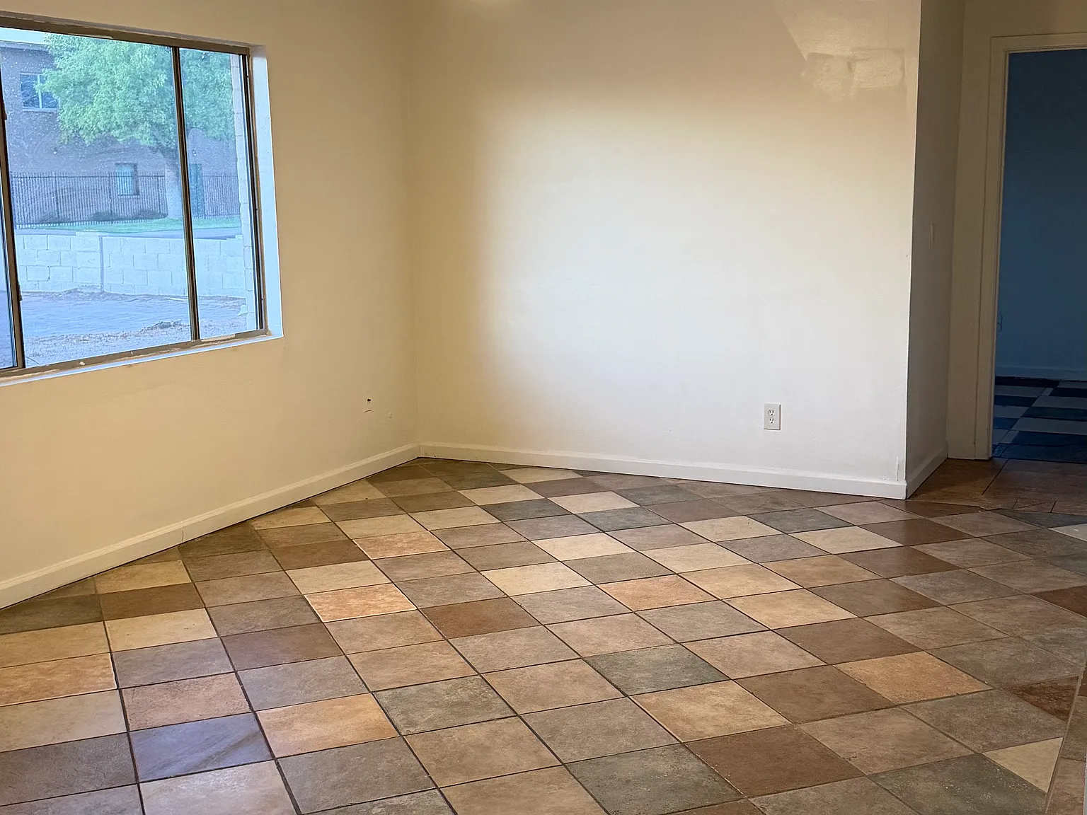 6 bed, 1800 sqft, $2,995 — Photo 3