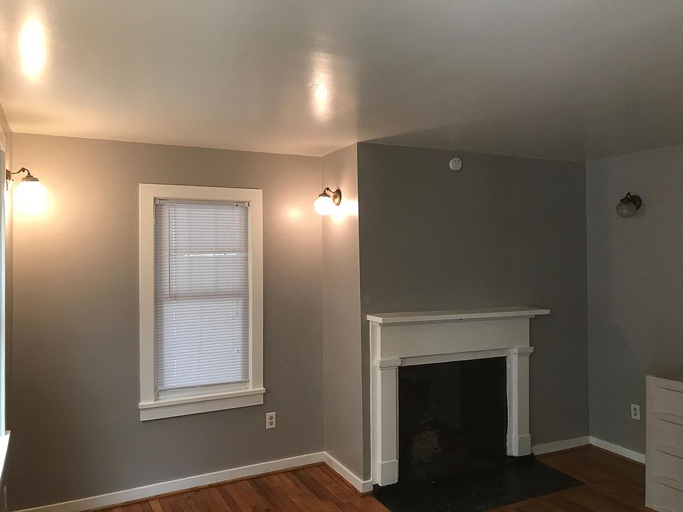 318 living room - pic 1