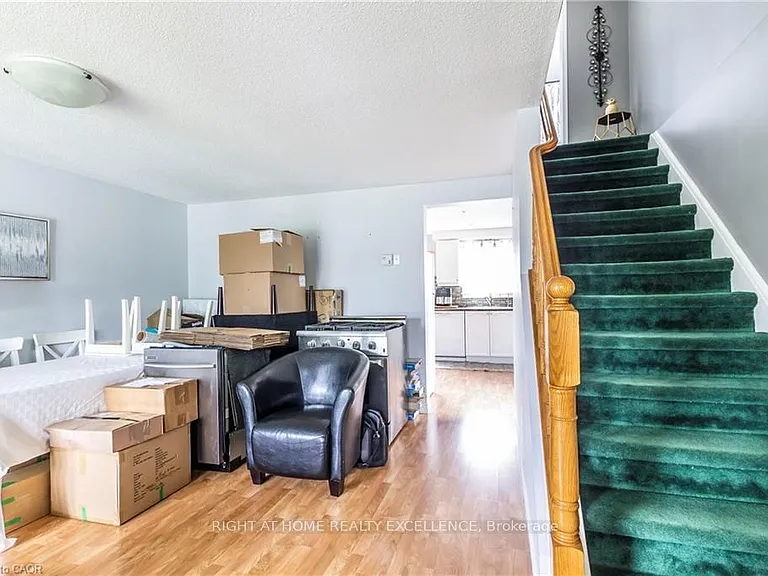 1007 Elgin St N — Photo 8