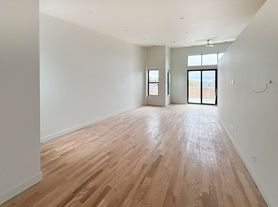 Spectacular 3 Bed/3 Bath Penthouse Apartment in prime Lincoln Park Location. Semi-Private Elevato...