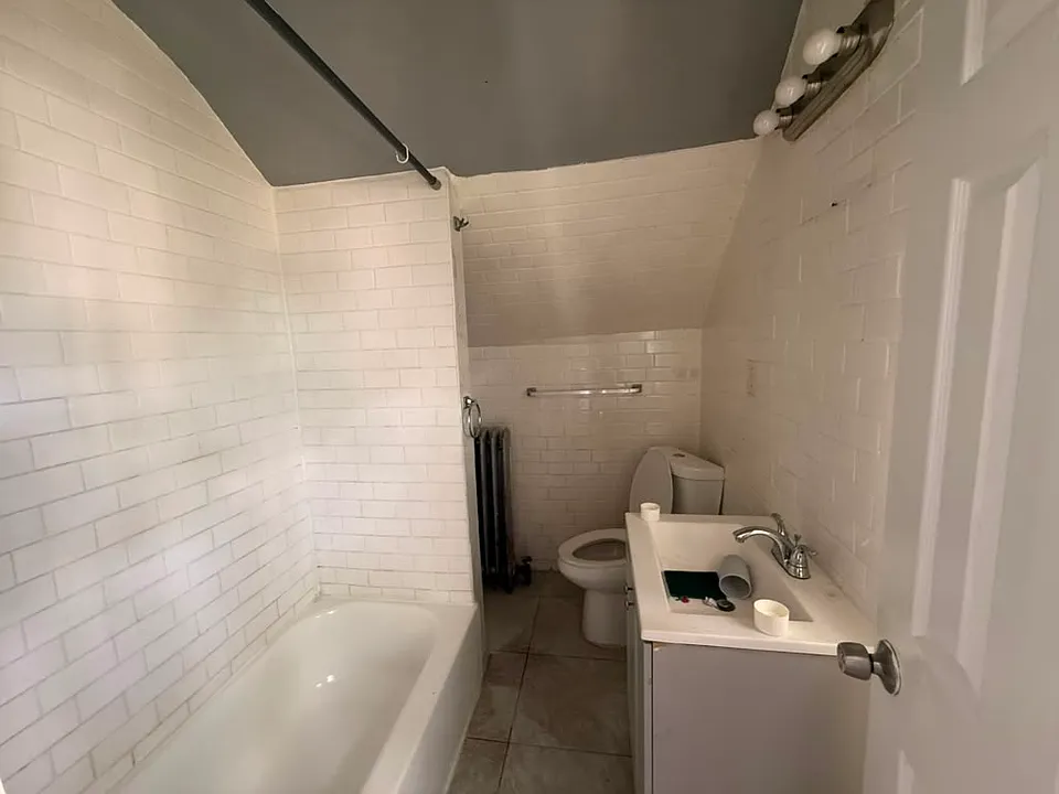 271 Seymour Ave #3