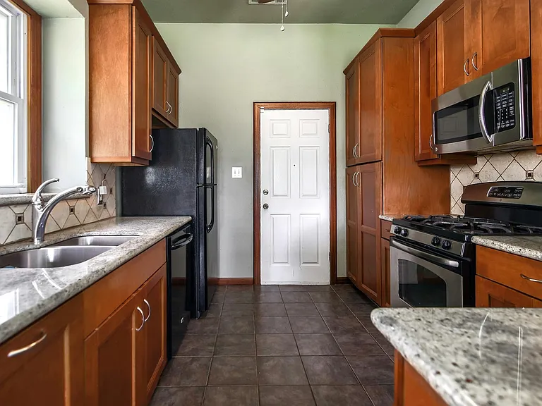 709 Sapling Cv — Photo 16