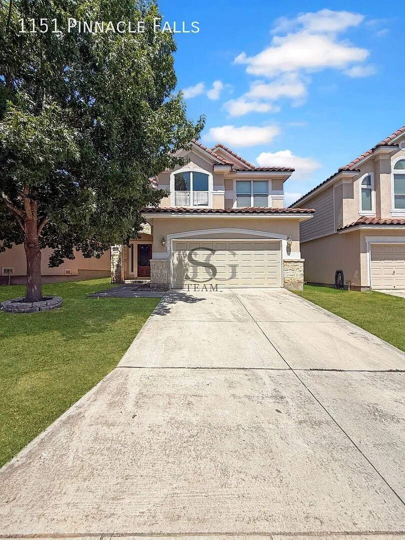 Rental in the Villas! — Photo 1