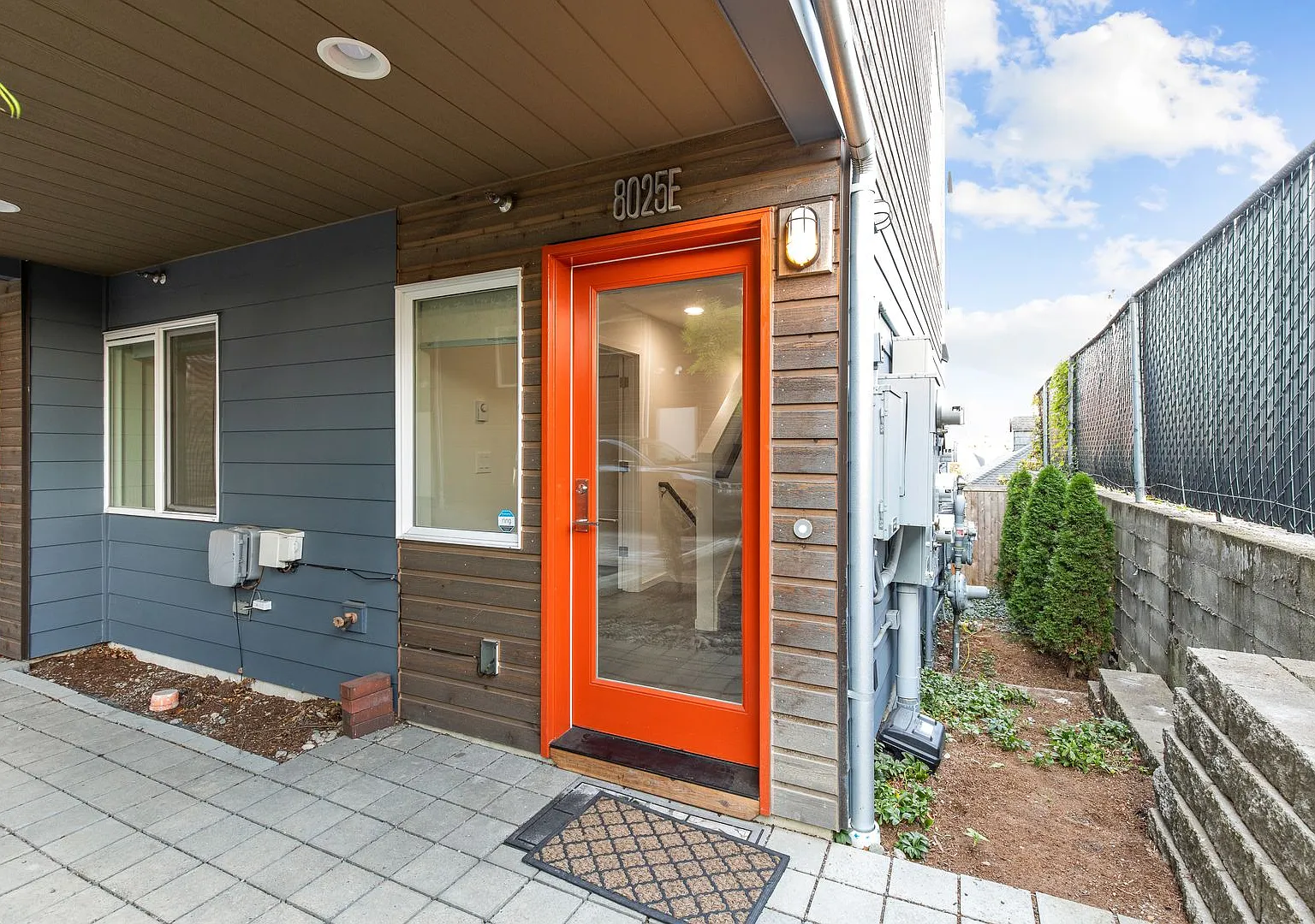 Gorgeous 4BD townhouse in Loyal Heights — Photo 1
