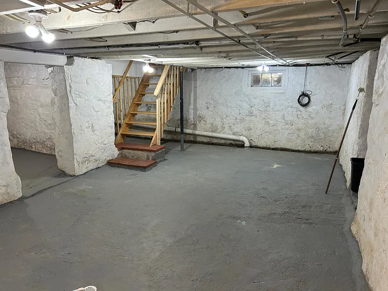 933 Wyandotte St — Photo 41