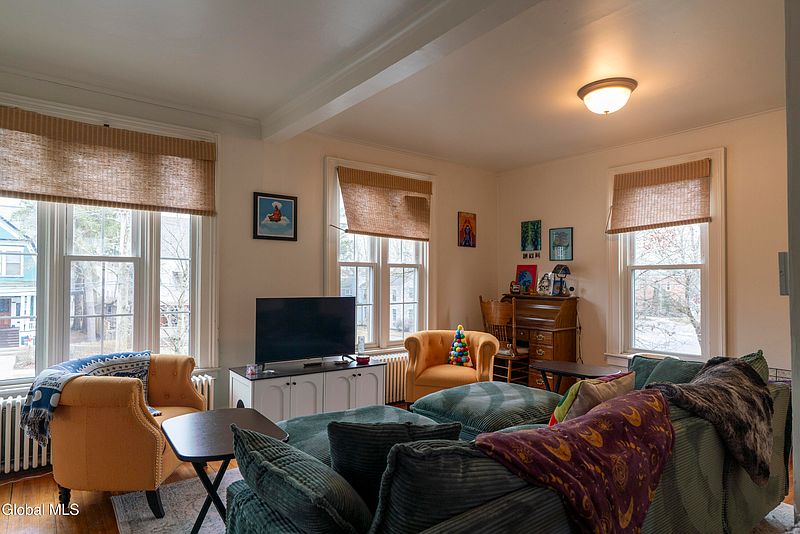 4th image of 107 Lake Avenue