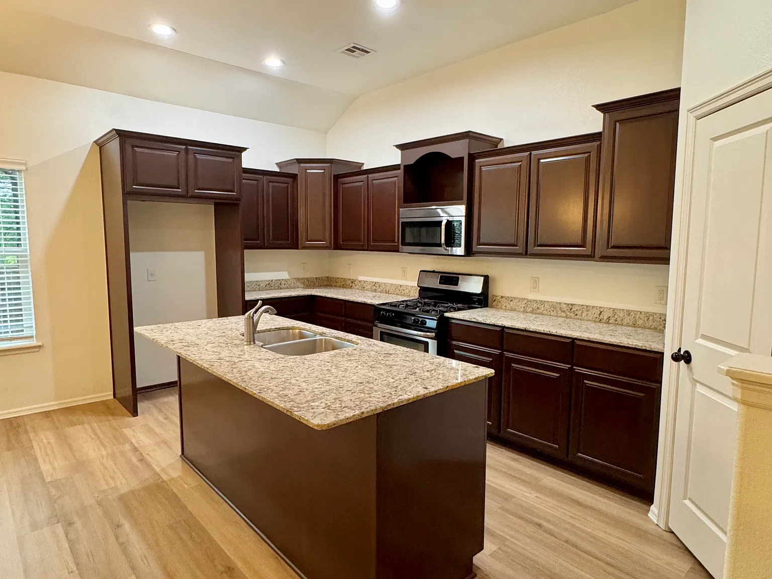 3 bed, 1591 sqft, $2,100 — Photo 4
