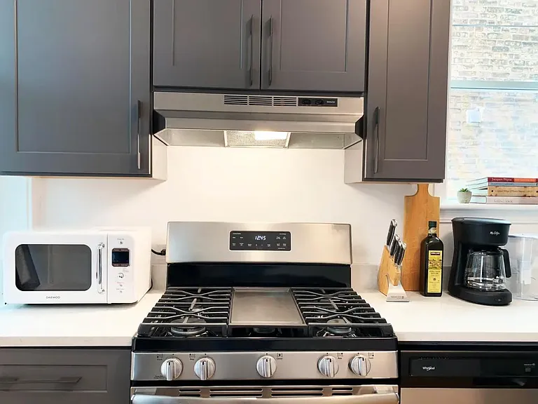 1237 W Addison St #1 — Photo 8
