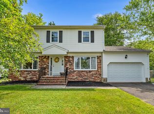 4 Wesleyan Dr, Hamilton, NJ 08690