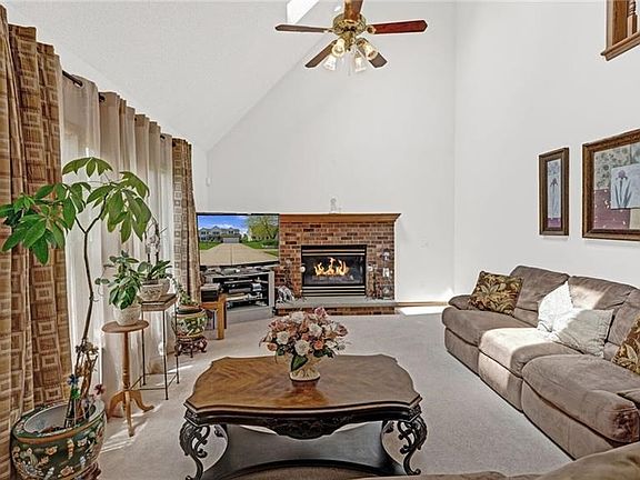 5th image of 377 Meadow Dr