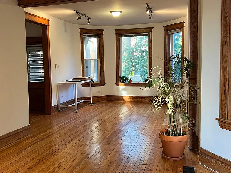 1016 N Hoyne Ave #1 — Photo 2