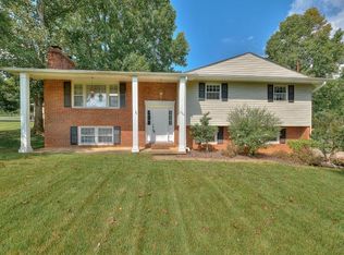 906 Edgewood Cir, Kingsport, TN 37663