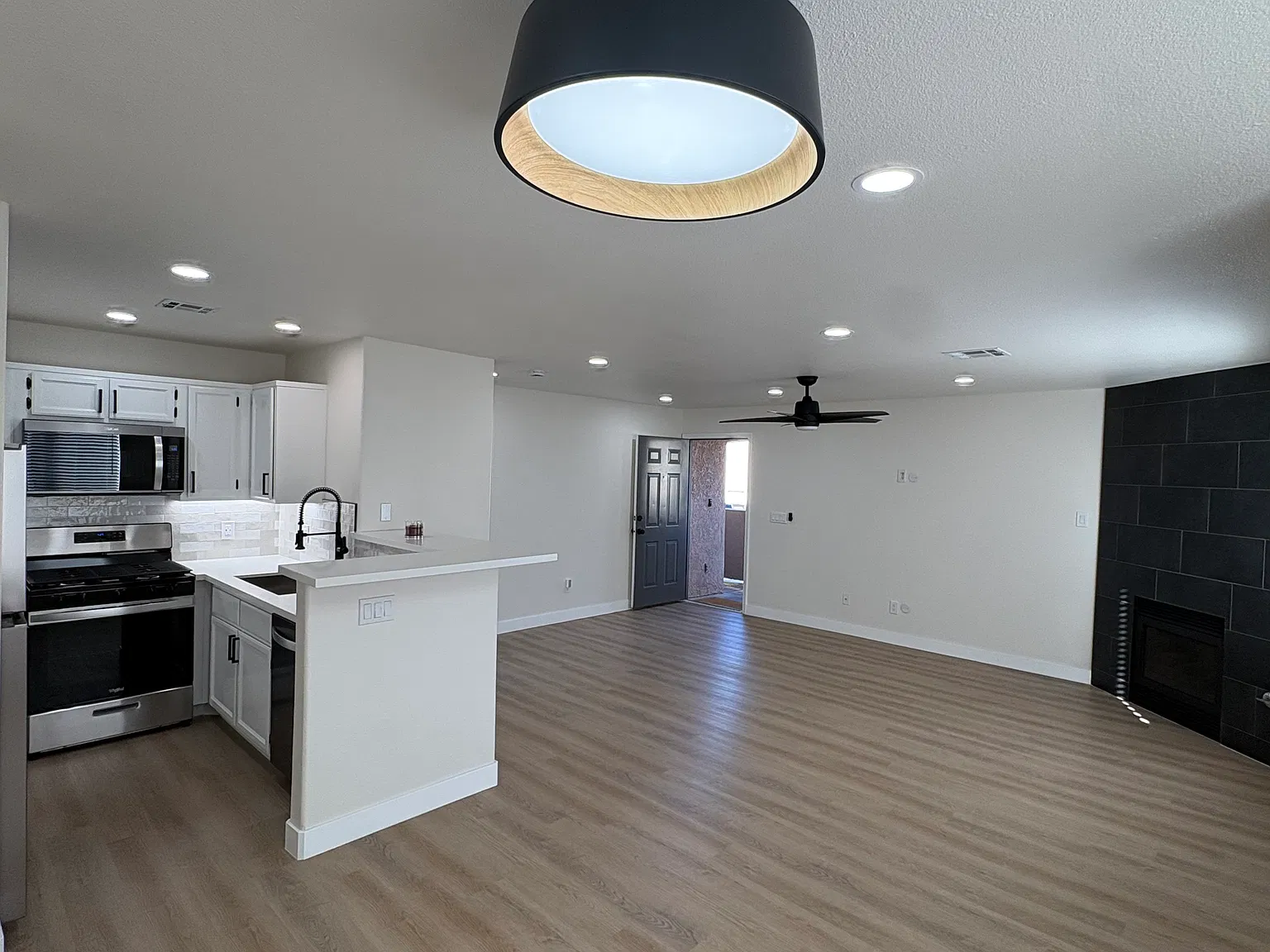 2 bed, 1016 sqft, $1,895 — Photo 3