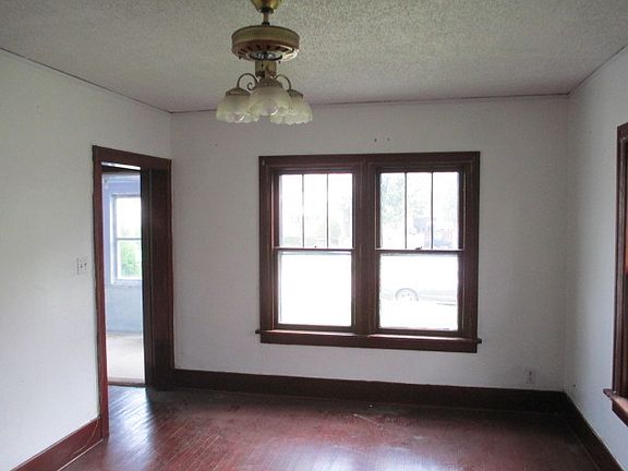 5th image of 316 S Victory St