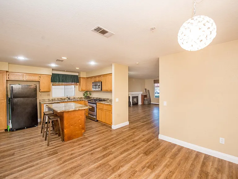 865 E Broadway — Photo 10