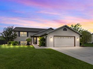 W6492 Parkview Dr, Greenville, WI 54942