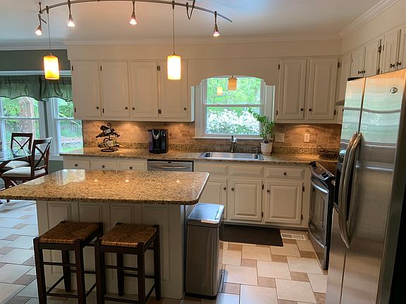 5th image of 823 Montebello Cir