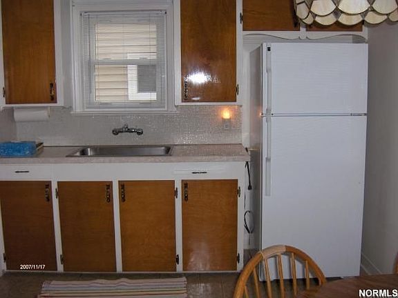 Super clean kitchen w/new refrigerator and stove!