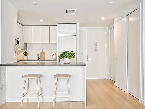 5th image of 70 W 37th St #1616