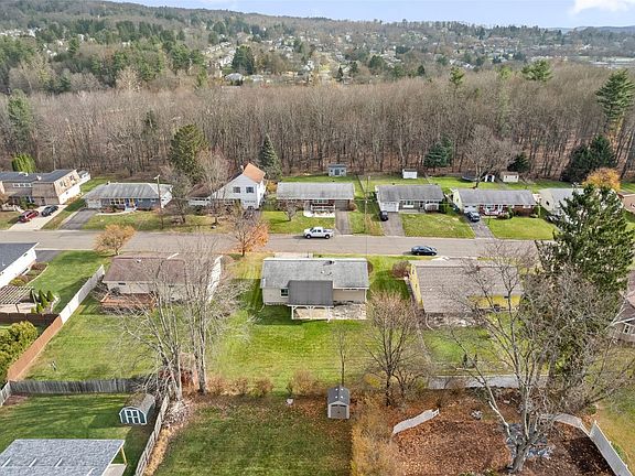 4th image of 915 Douglas Dr