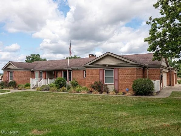 1660 Knob Hill Dr, Coshocton, OH 43812