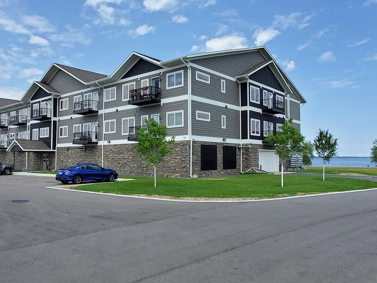 715 Lake Shore Dr NE — Photo 3