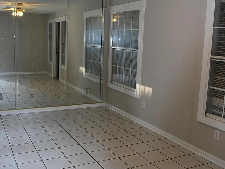 710 Legacy Ct — Photo 2