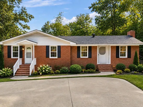 611 W James St, Lillington, NC 27546