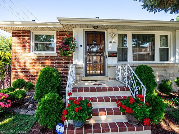 3rd image of 5032 N McVicker Ave