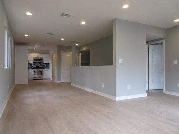 3rd image of 627 N Mariposa Ave #625