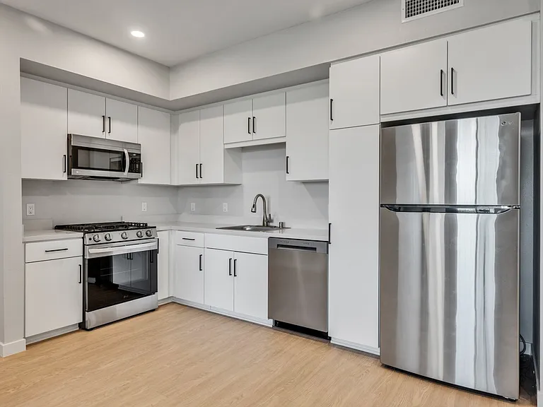 Downtown Ontario Luxury Apartments — Photo 34
